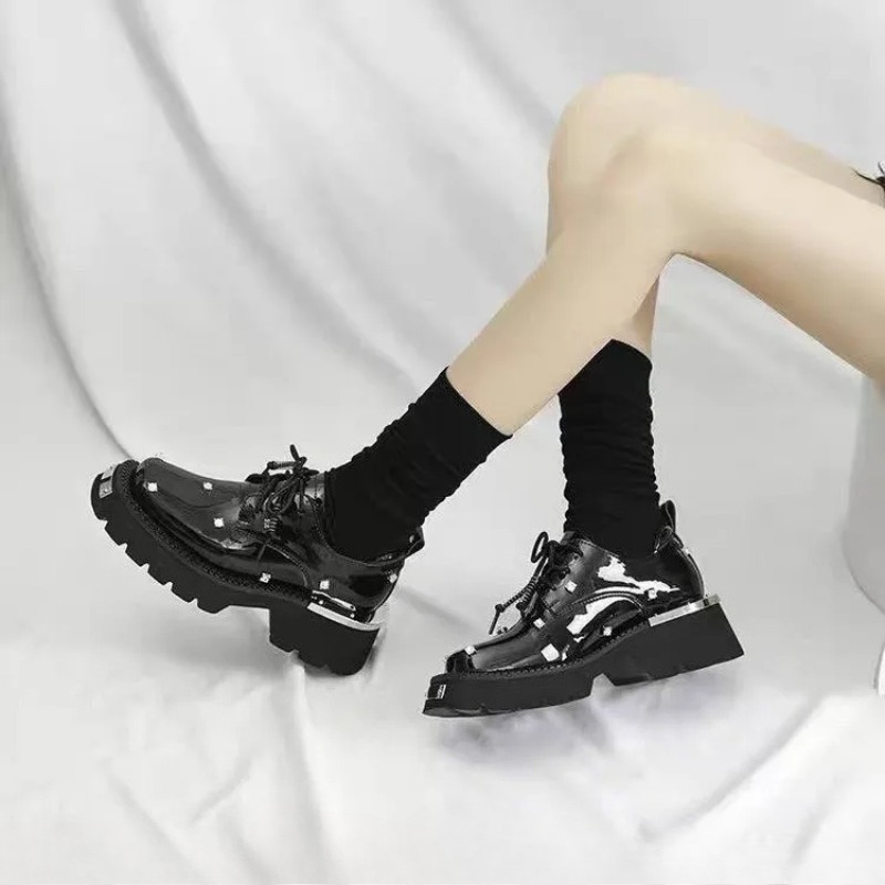 أحذية نسائية بدون كعب كريستال  - مراجعة Sneakers وسعره