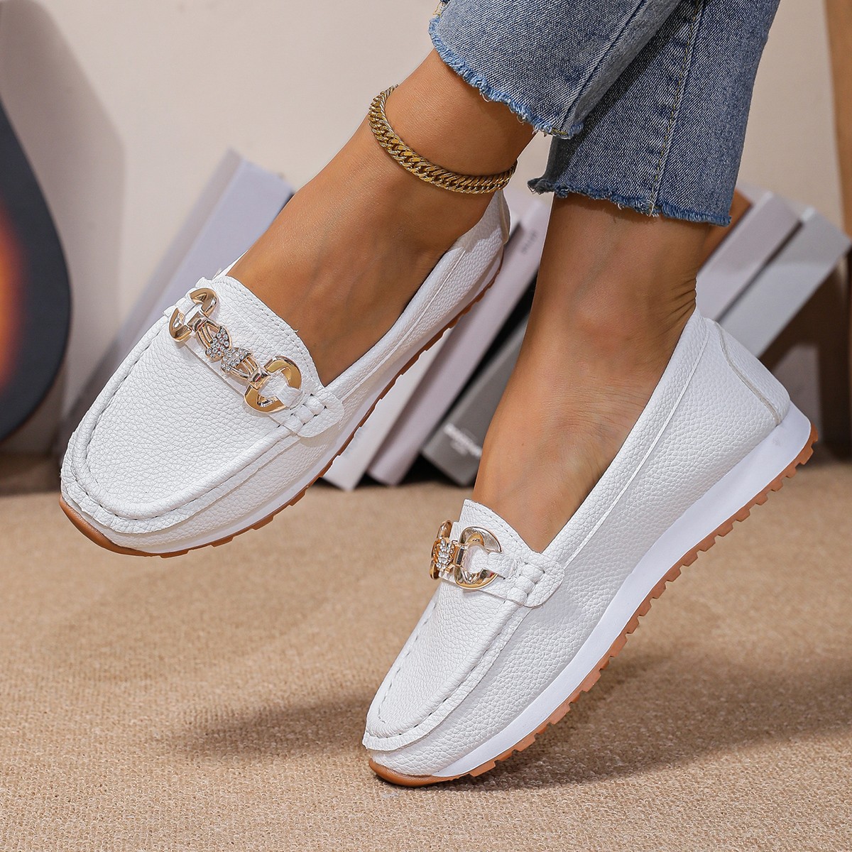أحذية نسائية مسطحة جديدة لعام  - مراجعة Sneakers وسعره